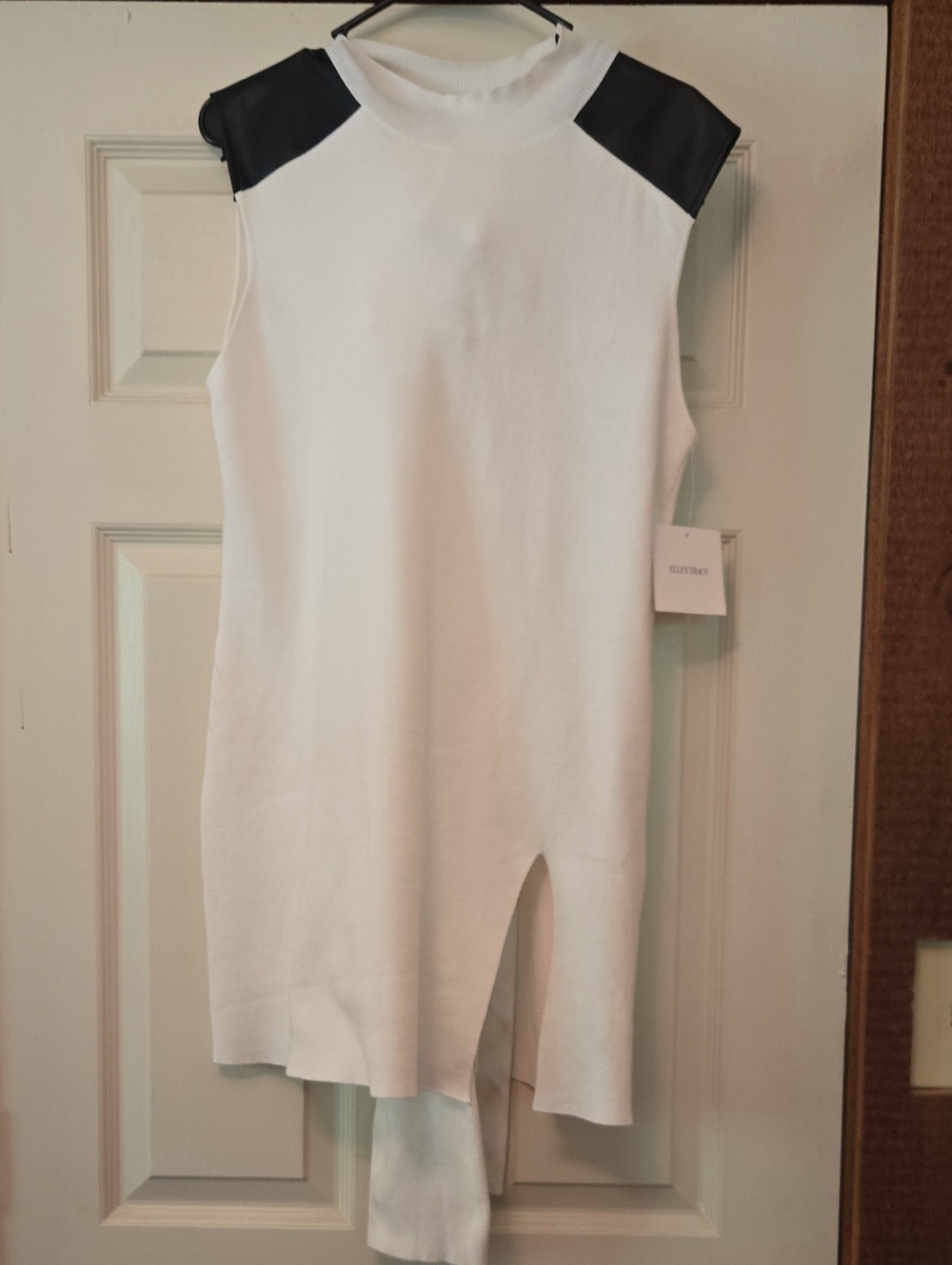 2 Pc Ellen Tracy White Sleeveless Tunic /Black Shoulder Panels & Matching Slacks
